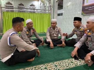 Melalui Program Sholat Maghrib Dan Isya Berjamaah Polres Kuansing Sampaikan Pesan Kamtibmas Dalam Ra